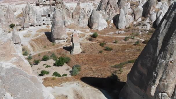 ロック、洞窟教会、集落へのカッパドキアの空中ドローンビュー｜Goreme Turkey — ストック動画