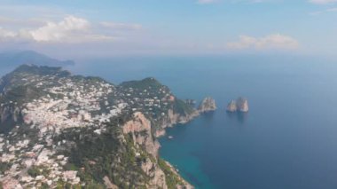 Capri adasına insansız hava aracı görüntüsü. Tyrhenian Denizi, kıyı şeridi, İtalya