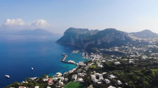 Воздушный беспилотник с видом на остров Капри — стоковое видео