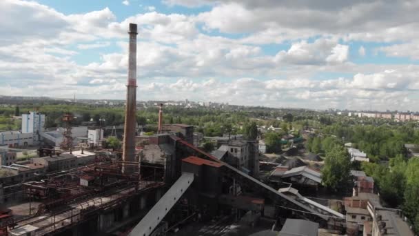 Veduta aerea drone della zona industriale. Impianto di lavorazione del carbone di cokeria molto vecchio. — Video Stock