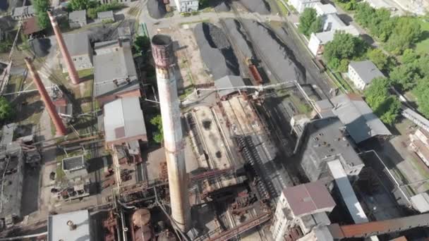 Vista aérea do drone da zona industrial. Instalação de processamento de carvão de forno de coque muito antiga. — Vídeo de Stock