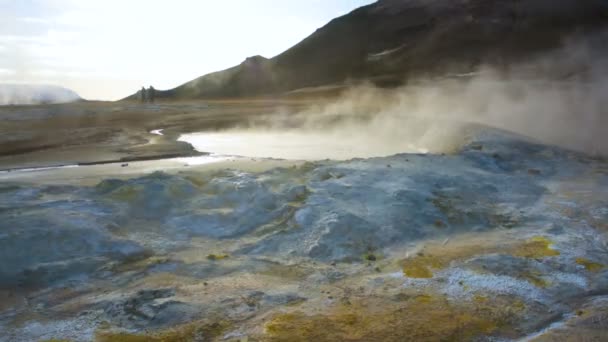 Botes de barro hirviendo la zona geotérmica Namafjall Hverir en Islandia — Vídeos de Stock