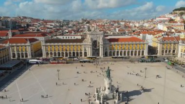 Lizbon 'daki Augusta Kapısı ve Ticaret Meydanı' nın 4k hava aracı görüntüsü