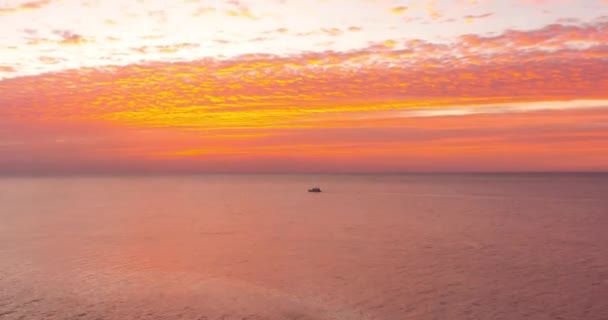 Сонячний підйом на Червоному морі з туристичними човнами (Єгипет). — стокове відео