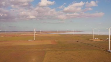Alandaki büyük rüzgar türbinlerinin hava aracı görüntüsü. Alternatif enerji