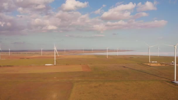 Вид с воздуха на большие ветряные турбины в поле. Альтернативная энергия — стоковое видео