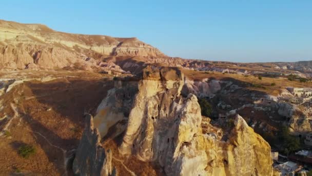 Sonnenuntergang Drohnenaufnahme der Höhlenfestung Cavusin in Kappadokien — Stockvideo