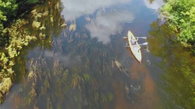 Yaz aylarında sakin orman nehrinde uçan kano manzarası