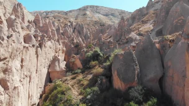 Vue aérienne de drone de Cappadoce à la ville de grotte Vallée de Zelve, Turquie — Video