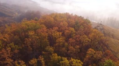 Güneşin sisli nehrin üzerinde doğuşunun hava aracı görüntüsü