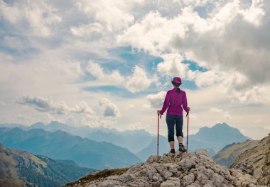 Dolomitler Alp Dağları 'nda yürüyüş. Spor, aktif yaşam tarzı konsepti
