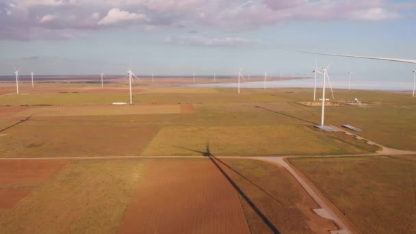 Flygdrönare vy till stora vindkraftverk i fält. Alternativ energi — Stockvideo