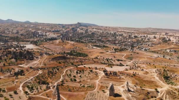 Capadocia vista aérea de drones a rocas, iglesias cueva, asentamientos Goreme Turquía — Vídeo de stock