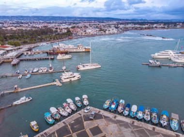 Paphos, Kıbrıs Rum Kesimi 'nin Ortaçağ limanı manzarasına sahip
