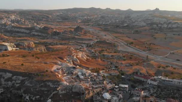 Vista aérea del atardecer del dron a los valles de Capadocia Goreme Turquía — Vídeos de Stock