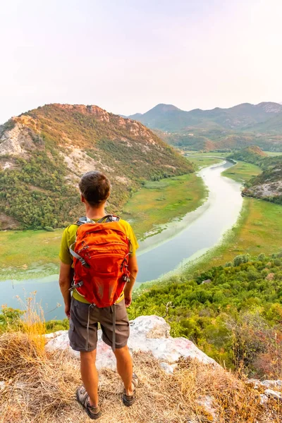 Un turista con zaino godendo Rijeka Crnojevica vicino al Lago di Skadar Montenegro — Foto Stock