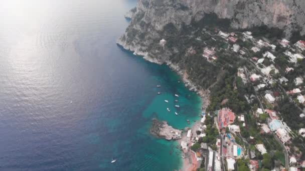 Vista aérea del dron a la isla de Capri. Mar Tirreno, costa, Italia — Vídeos de Stock