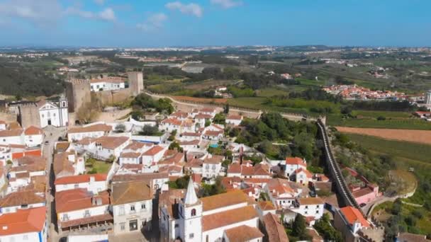 Portekiz 'in Obidos Ortaçağ şehrinin 4k hava aracı görüntüsü — Stok video