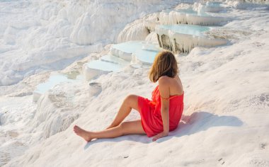 Pamukkale, mavi suyla doğal havuz ve kız, Türkiye