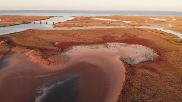 Vista aérea del dron a las islas inusuales en el lago Sivash, Ucrania — Vídeo de stock
