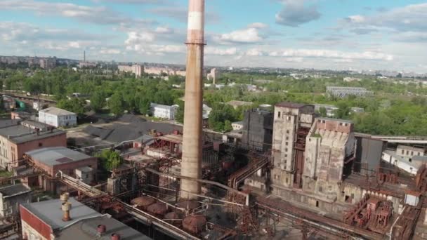 工業地帯の空中ドローンビュー。非常に古いコークス炉石炭処理工場. — ストック動画
