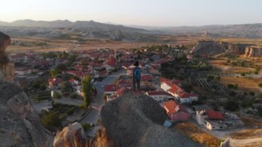 Cavusin Kapadokya 'nın insansız hava aracı görüntüsü. Turist kadın ve Türk köyü