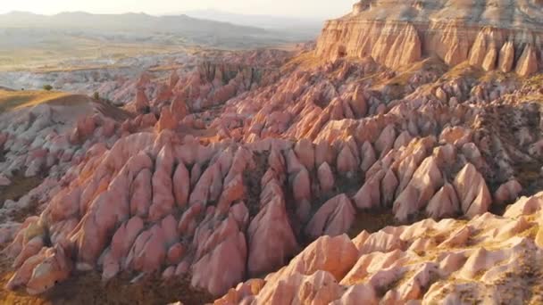 Kappadokien Drohnenblick auf die Felsen des Red and Rose Valley, Goreme Türkei — Stockvideo
