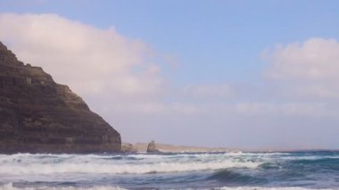 Lanzarote, Kanarya Adaları 'ndaki Playa de Orzola plajı