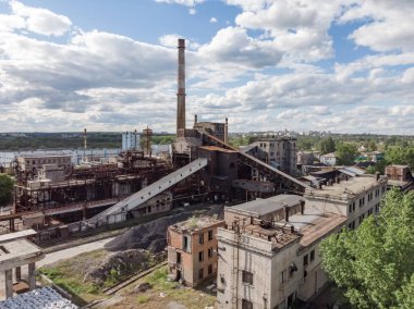 Dumanlı eski sanayi bölgesinin insansız hava aracı görüntüsü. Hava kirliliği kavramı