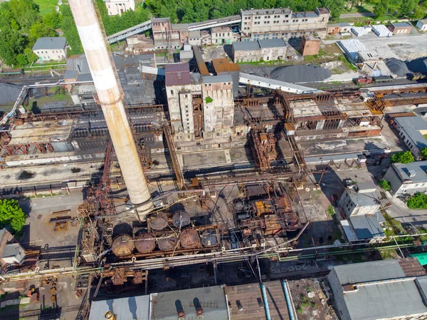 Aerial drone shot de zona industrial antigua con pila de humo. Concepto de contaminación atmosférica —  Fotos de Stock