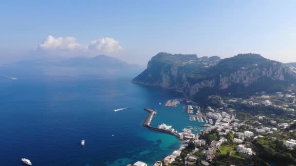 Drohnenblick auf die Insel Capri. Tyrrhenisches Meer, Küste, Italien — Stockvideo