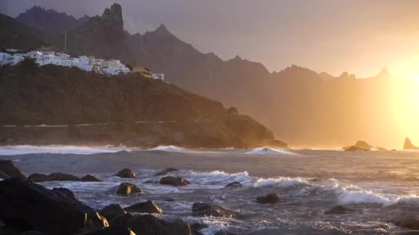 Okyanus dalgaları gün batımında kayalara çarpar Playa Benijo plajı, Tenerife, Kanarya — Stok video