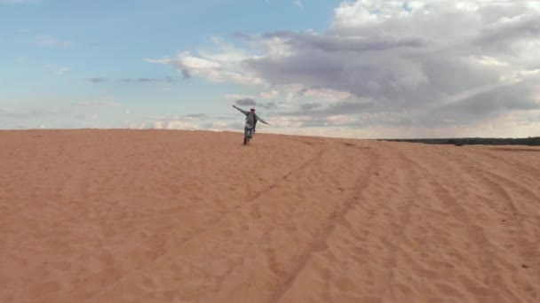 Teenager girl have fun on sand. Dream of flight, freedom — Stock Video