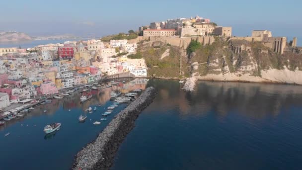 Widok z powietrza na wioskę rybacką Corricella na wyspie Procida w pobliżu Neapolu Włochy — Wideo stockowe