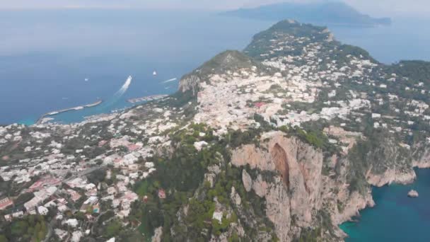 Воздушный беспилотник с видом на остров Капри — стоковое видео