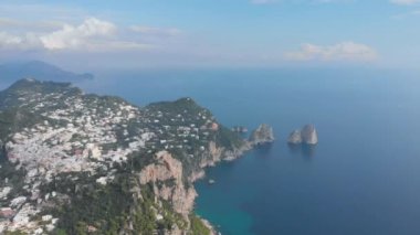 Capri adasına insansız hava aracı görüntüsü. Tyrhenian Denizi, kıyı şeridi, İtalya