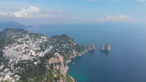 Вид з повітря на острів Капрі. Тирренське море, узбережжя, Італія — стокове відео