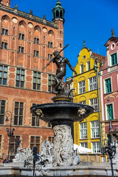 Estatua de Neptuno fuente, símbolo de la ciudad Gdansk, Polonia, casco antiguo — Foto de Stock