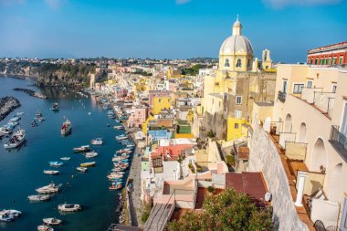 Procida Adası Napoli 'deki Corricella balıkçı köyünün insansız hava aracı görüntüsü