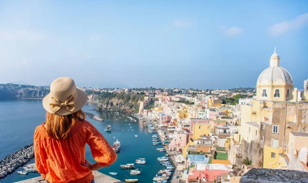 Procida Adası, Napoli, İtalya 'nın panoramik manzarası üzerinden güzel genç bir kız..