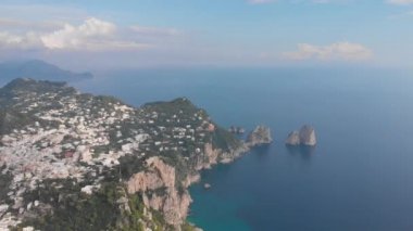 Capri adasına insansız hava aracı görüntüsü. Tyrhenian Denizi, kıyı şeridi, İtalya