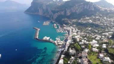 Capri adasına insansız hava aracı görüntüsü. Tyrhenian Denizi, kıyı şeridi, İtalya