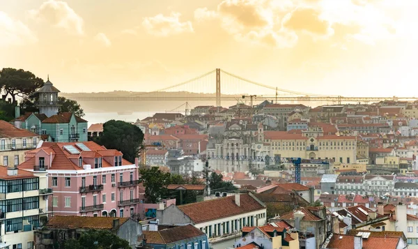 Lissabon, Portugal skyline op zonnige zomerdag — Stockfoto