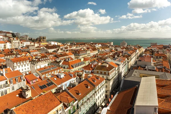 Lisboa, Portugal skyline en soleado día de verano — Foto de Stock