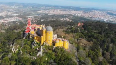 Sintra Lizbon 'daki Pena Palace Romantik Kalesi 4k hava aracı görüntüsü
