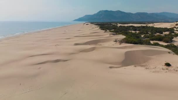 Vista aérea del dron de la playa de arena vacía Patara en Likya, Turquía resort — Vídeo de stock