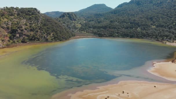 Vista aérea de drones de Dalyan delta e praia de Iztuzu. A Turquia. 4K — Vídeo de Stock