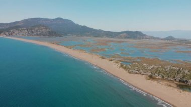 Dalyan deltasının ve Iztuzu sahilinin hava aracı görüntüsü. Hindi. 4K