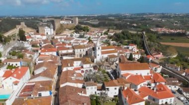 Lizbon, Portekiz yakınlarındaki tarihi duvarlı Obidos kasabasının 4k hava aracı görüntüleri