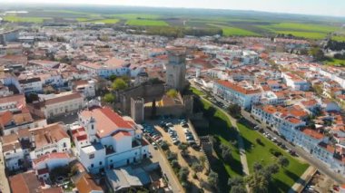 Beja kasabasının 4k hava aracı görüntüsü, Portekiz 'in ortaçağ küçük kasabası